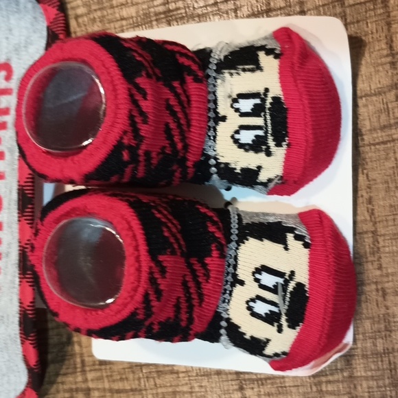 Disney Baby Mickey Mouse Hat, Bib, Socks Christmas Set New with Tags 0-12 Months - Picture 4 of 4